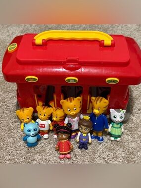 Daniel Tiger Neighborhood Deluxe Electronic Trolley w/ Figures Lights Sounds